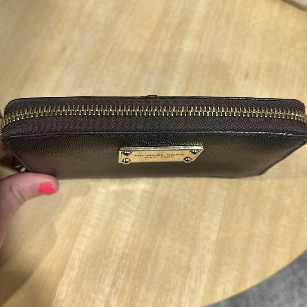 ⭐️SOLD⭐️ Michael Kors Brown and Gold Wallet with Removable Wrist Strap - Picture 6 of 13